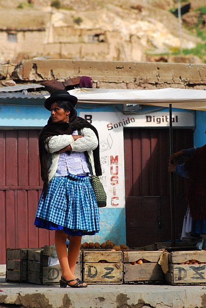 Laura i Astronom_super-32.jpg - Miasteczko nadgraniczne. Lokalna elegantka z obowiązkowym melonikiem i dywanikiem na plecach. (Zdjęcie: Laura i Astronom)